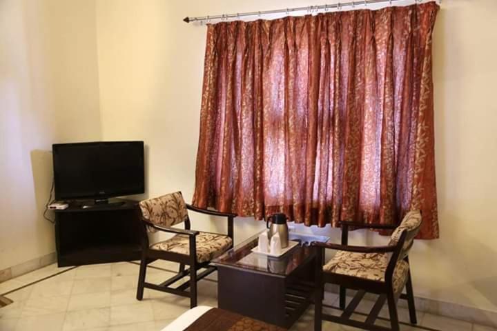 Hotel Karan Villas Kota  Bagian luar foto